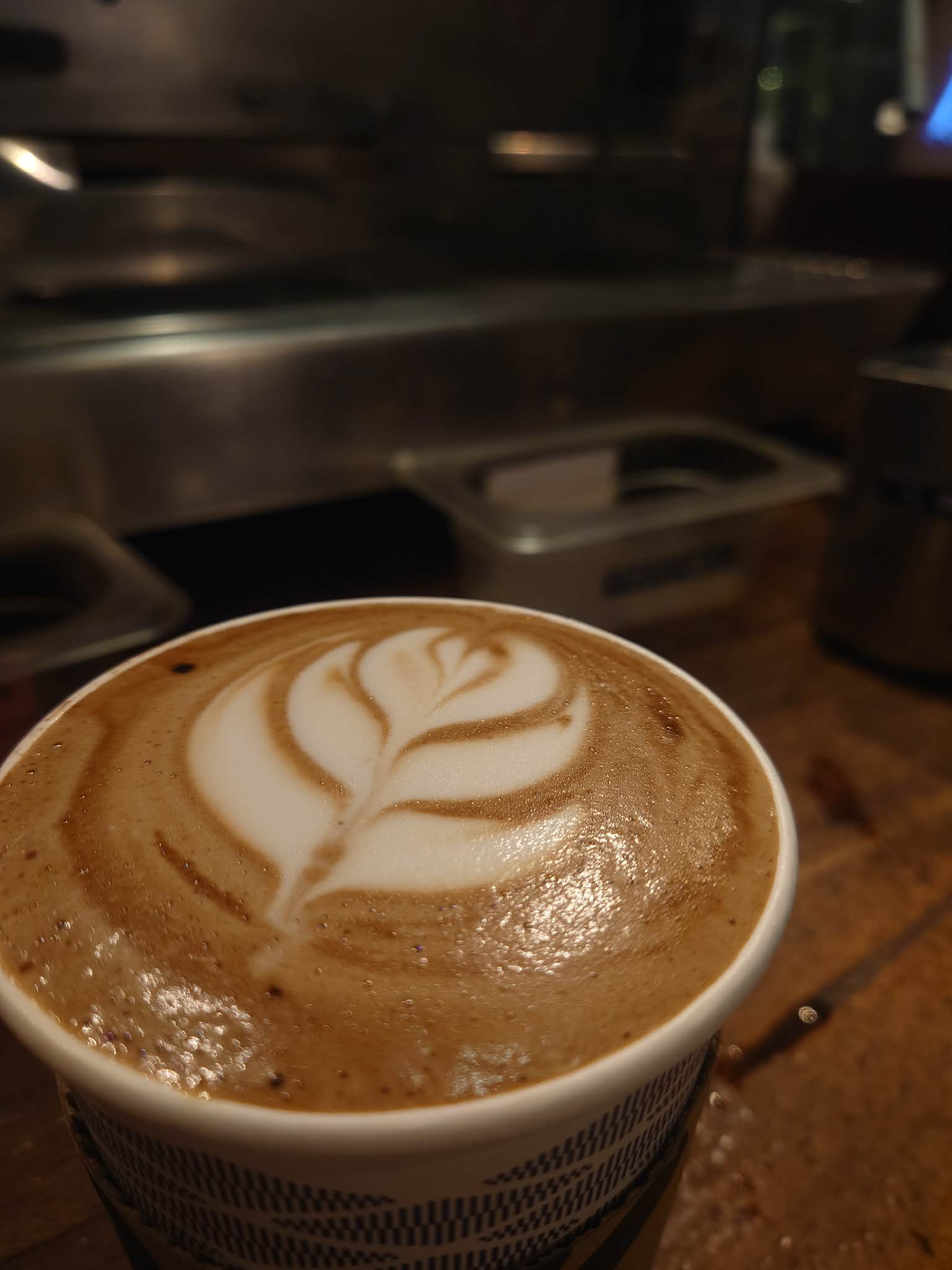Leaf-shaped latte art
